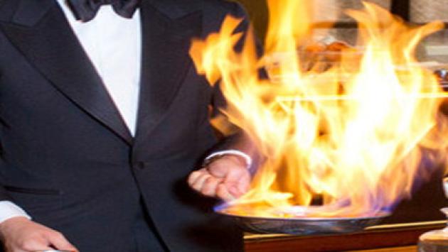 Sposa colpita dalla fiammata del flambè durante il matrimonio