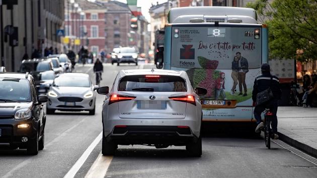 Nuovi divieti per auto e scooter elettrici, scoppia la protesta: «Una presa in giro»
