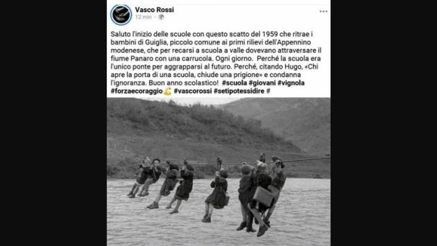 Vasco Rossi saluta il nuovo anno scolastico con bellissima foto degli anni Cinquanta
