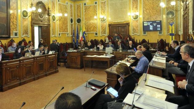 Monopattini, controlli a tappeto. Parco Ferrari, lavori a spese dei gestori del chiosco. No a tavoli e panche