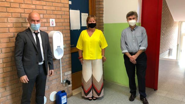 Donati 36 dispenser innovativi alle scuole di Poviglio e Brescello