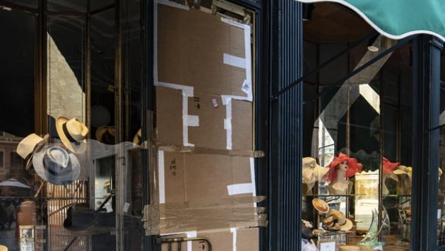Vandali in azione: spaccata la vetrina di Vender