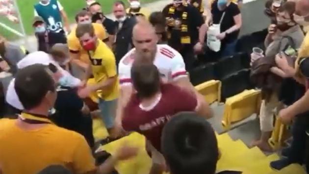 Il n.37 dell'Amburgo schizza sugli spalti e aggredisce il tifoso che lo insulta- Video 