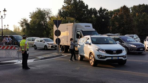 Traffico in tilt: troppe auto che scaricano gli studenti