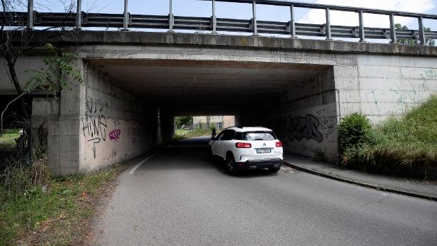 Via Naviglio Alto, ancora chiodi nel sottopasso. I residenti: «È un incubo»