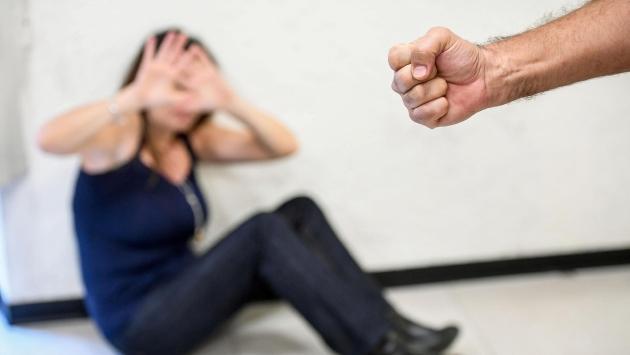 «Sei una madre snaturata»: minaccia e colpisce la ex