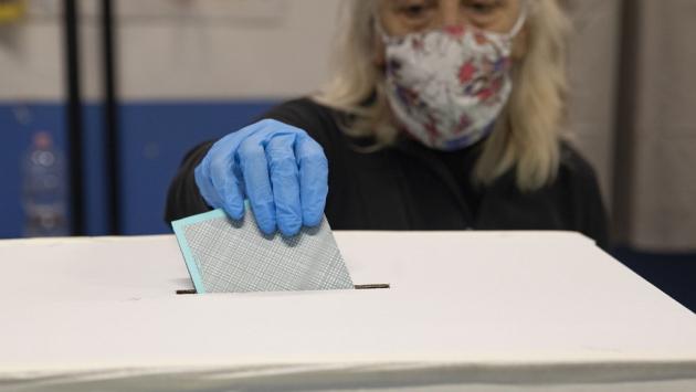 Tra mascherine e gel: la paura del virus «sterilizza» il referendum