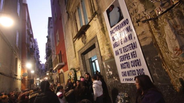 Capodanno a Napoli "sui social video di preparativi di festa con pistola, adulti che insegnano a bambini a tenere in mano armi da fuoco "