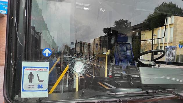 Quattro bus colpiti da sassi in viale Toschi
