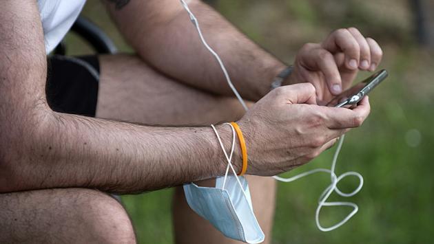 Ferrarini, vietato usare i cellulari in azienda "per motivi igienici e sanitari"