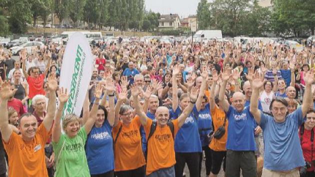 Oltre mille camminatori alla «Lucciolata» sulle colline