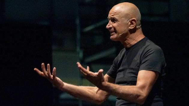 Con «Che ci faccio qui in scena» Domenico Iannacone all’Arena Shakespeare: «Il teatro? Una casa dove trovare riparo»