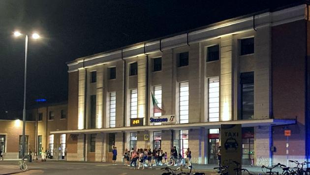 «Il bus notturno per Parma non passa. Bloccato per 5 ore nel piazzale della stazione di Reggio»