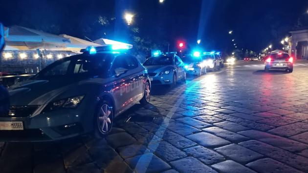Via Farini, assembramento (davanti) al bar: chiuso il locale per 5 giorni
