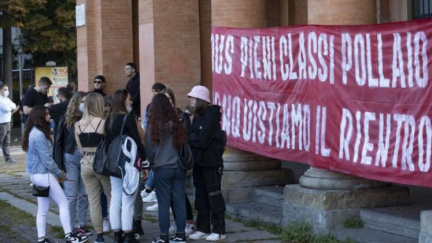 Studenti, la protesta continua in piazza della Pace: dopo  13 giorni, in Italia 500 scuole con contagi