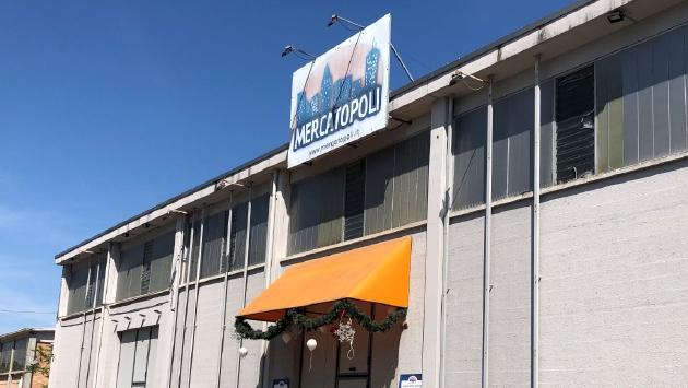 Mercatopoli, tutto fermo. I clienti: «Dov'è la nostra roba?»
