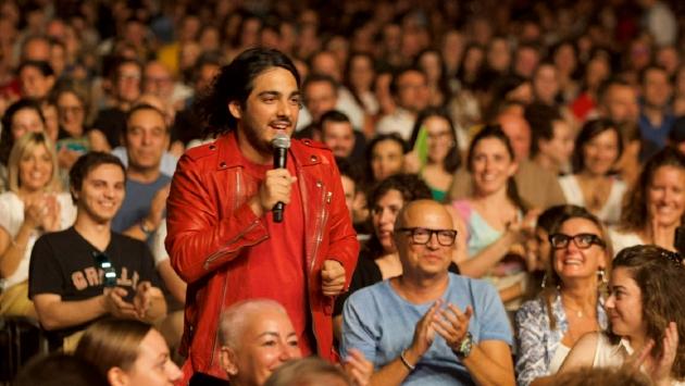 Max Angioni, «Iena» da palcoscenico: «Lo spettacolo comincerà appena avrò finito di digerire i ciccioli»