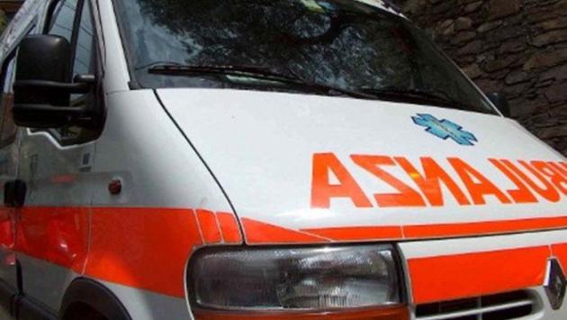 Grave incidente nella notte, auto contro una pianta sulla via Emilia. Due feriti gravi, uno è in Rianimazione