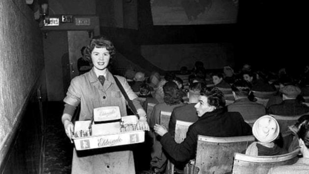 Amarcord: quando al cinema si fumava e sulle prime tivù si mettevano centrini e soprammobili