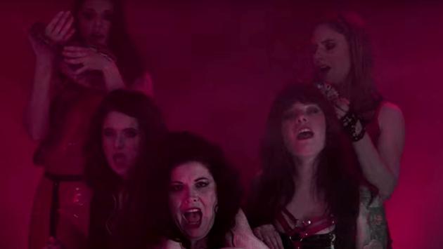 L'audacia delle Snei Ap: «Per il video della nostra versione di Kobra usiamo cinque serpenti veri»