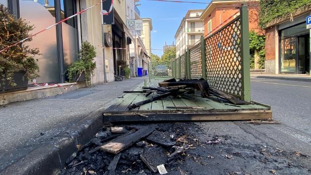 «Dei ragazzi hanno incendiato il nostro dehors»
