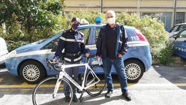  La polizia  sequestra e restituisce una bicicletta da corsa rubata