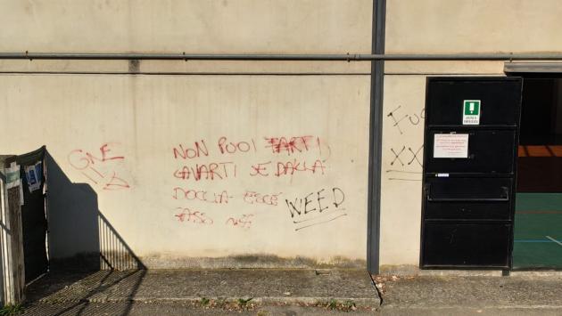 Lesignano, svastica sul muro della palestra
