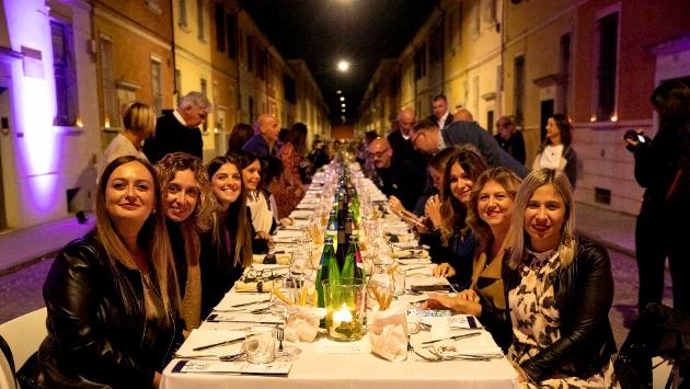 In 300 a tavola in via della Salute: menu stellato, jazz e soprattutto tanta solidarietà