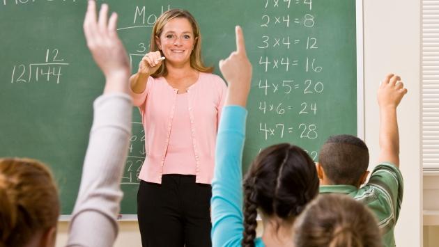I sindacati: «Pochi posti di ruolo: nelle scuole di Parma troppi supplenti. E mancano insegnanti di sostegno»