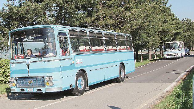 Camion e corriere d’epoca tornano a percorrere i tornanti della Cisa