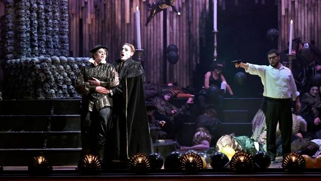 «Un ballo in maschera» che convince a metà