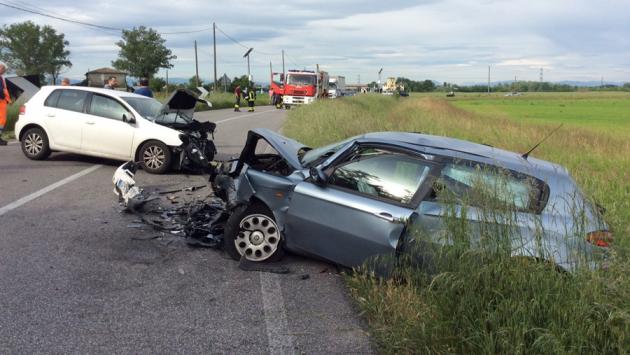 Pauroso frontale in via Burla: due feriti