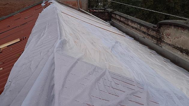 Infiltrazione dal tetto alle  elementari di Carignano: problema risolto stamattina
