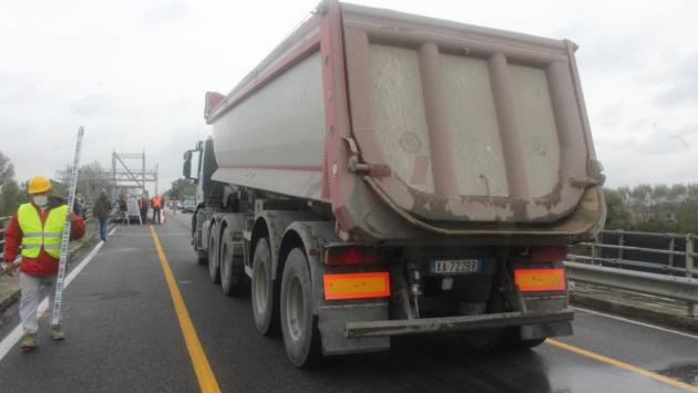 Prova di carico sul Ponte Verdi a Ragazzola. Probabile riapertura a metà settimana