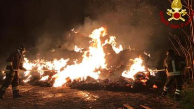Sissa, scoppia un incendio in un fienile, vigili del fuoco al lavoro dalle 5