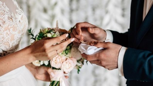 Invitati divisi in tre feste: «Non volevamo rinviare le nozze»