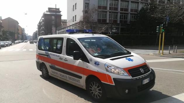 Automedica per prelievi di organi ha incidente a Milano, 4 feriti