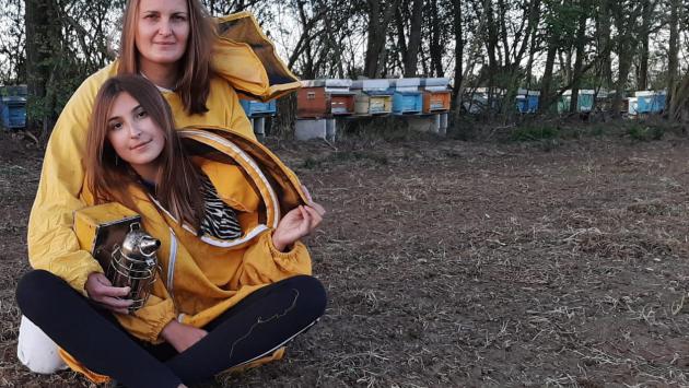 Annalisa:  il liceo, l'autogrill poi la svolta. «Io apicoltrice fra natura, fatica e amore»  
