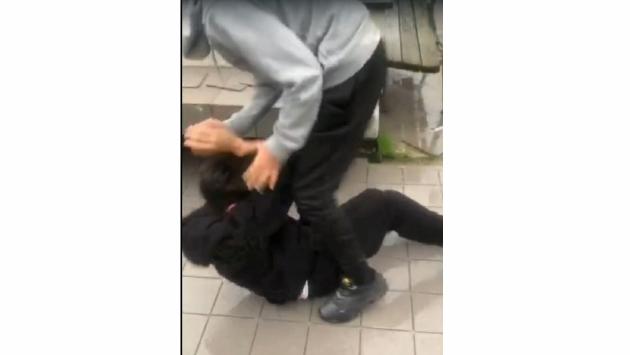 Tredicenne picchiato da un coetaneo: gli altri ragazzini riprendono con il cellulare