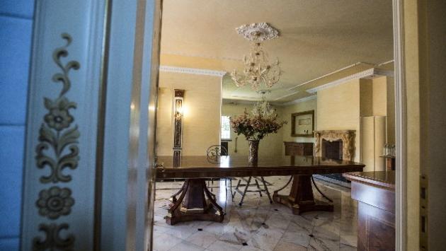 Iniziata la demolizione delle ville (con piscina) dei Casamonica a Roma