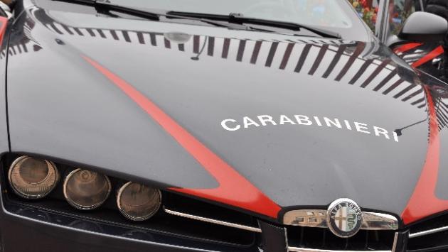 Prima lo riempie di pugni poi lo investe e fugge: 20enne denunciato