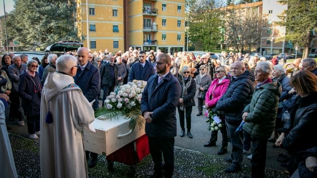 Rose bianche e abbracci infiniti per l'ultimo saluto a Iole Mochi