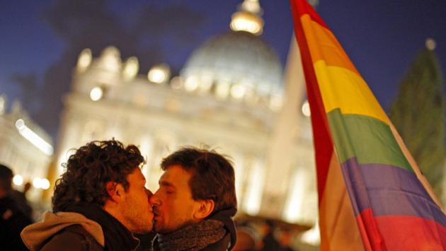 Il Papa apre alle unioni civili per le coppie gay