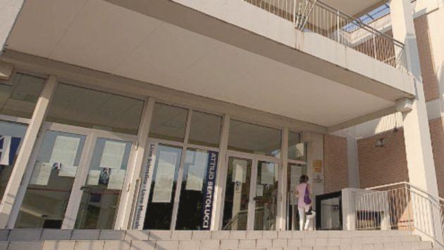 L'ingresso  della scuola dove  il ragazzo è stato preso a pugni