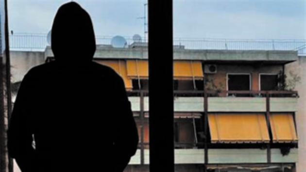 Guerra tra parenti per la casa di famiglia: lo zio tenta di investire il nipote e lo copre di letame