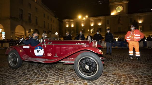 Mille Miglia: applausi e selfie per i bolidi d'epoca in piazza Garibaldi