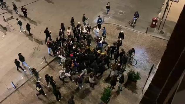 Parlano gli agenti: «Cori di offese e lancio di oggetti»