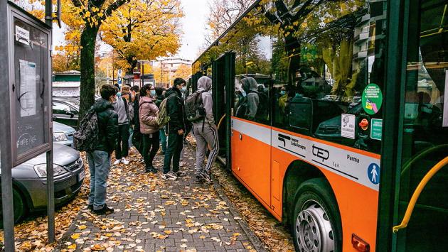 Raddoppiate alcune linee dei bus ma l'assembramento è alle fermate    