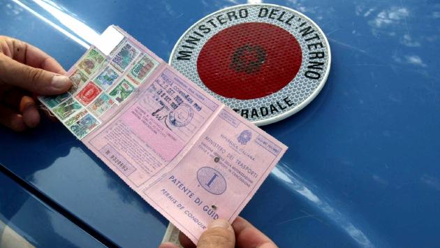 Un «sosia» per superare i test della patente, ma tutto salta