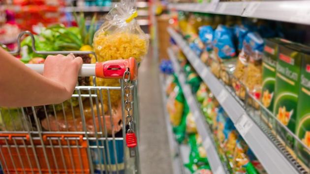 Supermarket tedesco aumenta prezzi per mostrare costi ambientali